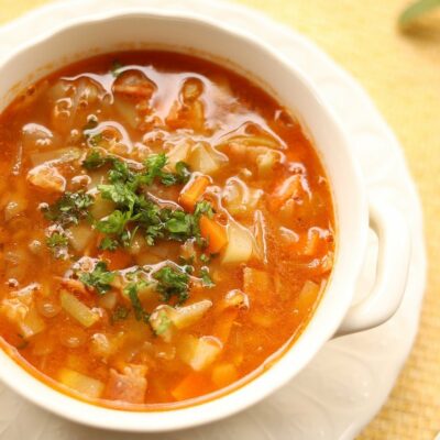 Soupe de légumes au saumon : recette légère et saine