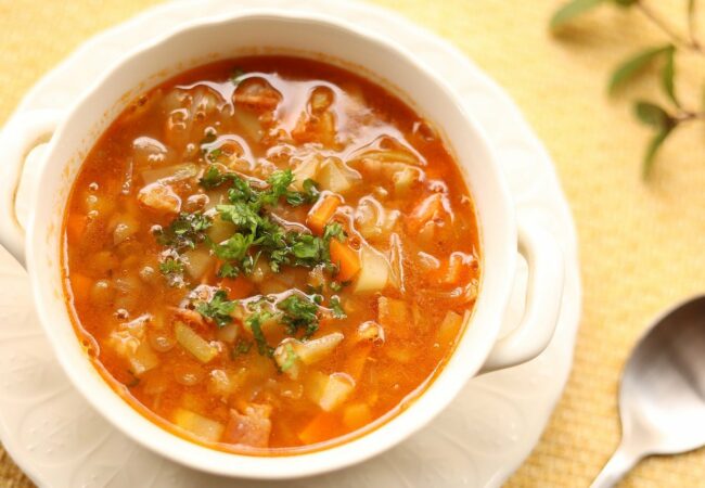 Soupe de légumes au saumon : recette légère et saine