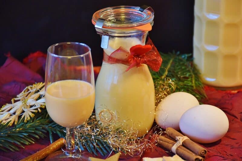 Ce cocktail incontournable de noël Lait de Poule au Rhum