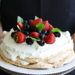 Pavlova de Noël, le dessert parfait aux fruits rouges