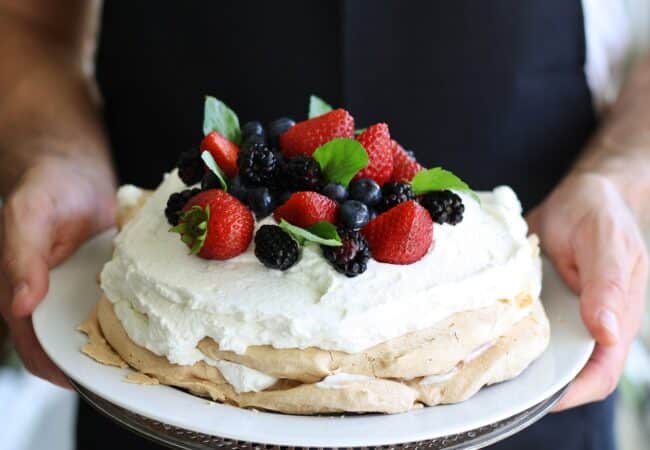 Pavlova de Noël, le dessert parfait aux fruits rouges