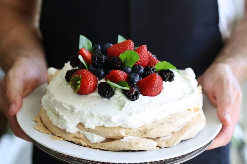 Pavlova de Noël, le dessert parfait aux fruits rouges