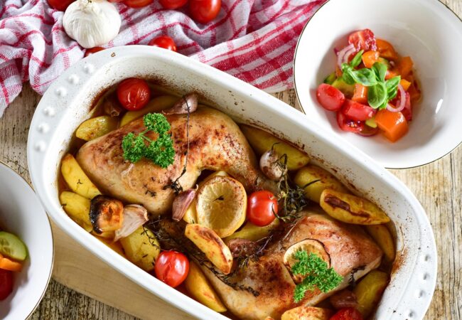 Découvrez le poulet fondant à la sauce et ses pommes de terre rôties