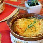 Soupe à l'oignon à l'ancienne parfaite pour les lendemains de fête