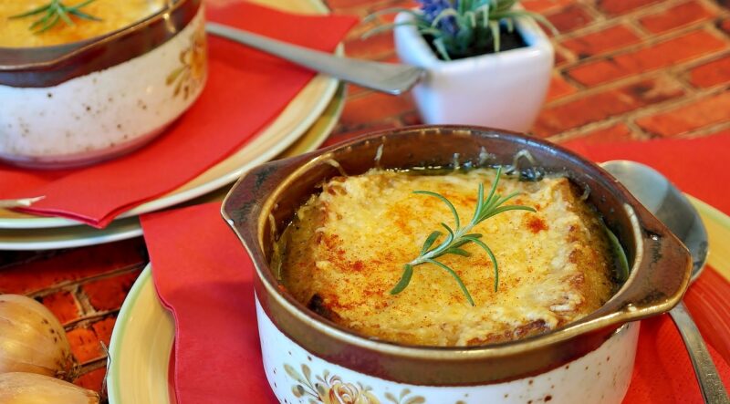 Soupe à l'oignon à l'ancienne parfaite pour les lendemains de fête