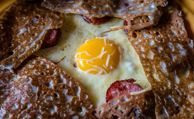 La Bretagne est une région réputée pour ses traditions culinaires riches et savoureuses. Parmi ses spécialités, la galette bretonne traditionnelle occupe une place de choix. Faite à base de farine de sarrasin, cette préparation simple et réconfortante est un véritable emblème de la culture bretonne. Dans cet article, nous vous présentons la recette authentique de la galette bretonne, ainsi que des conseils pour la préparer comme un véritable artisan crêpier.