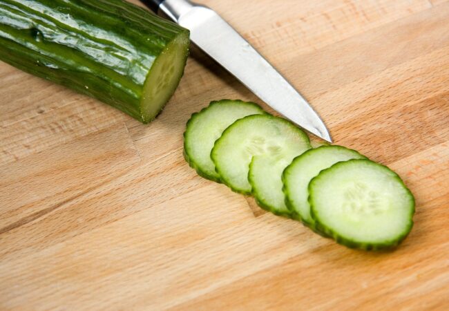 Faut-il éplucher le concombre ? Voici ce qu’il faut vraiment savoir