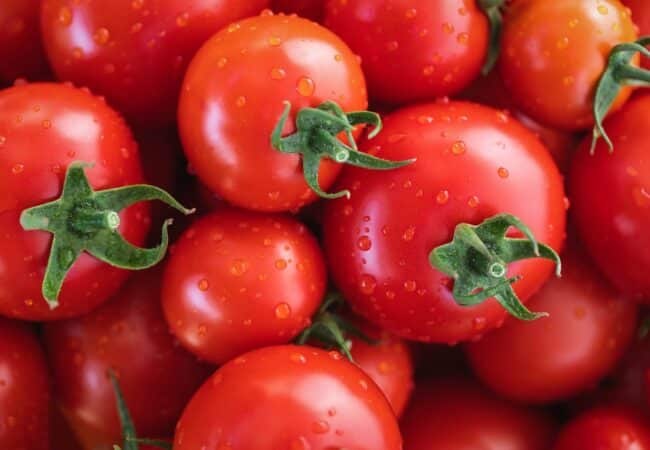 Astuce de grand-mère : Comment peler les tomates facilement sans les abîmer ?