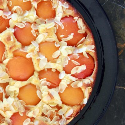 Clafoutis aux abricots facile, prêt en 15 minutes : la recette rapide de l’été