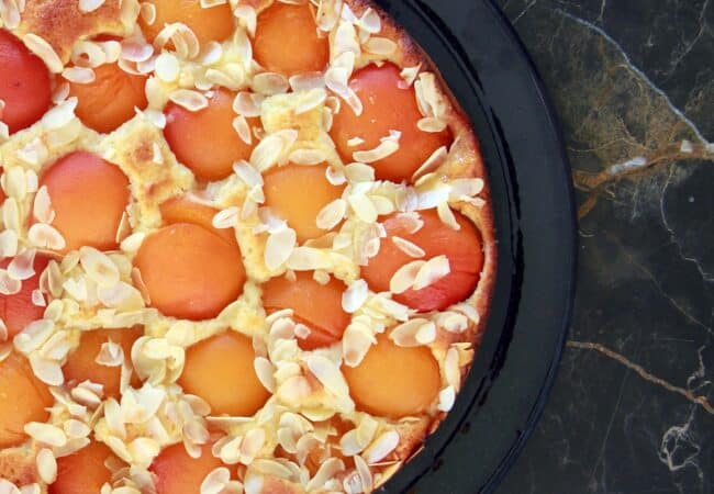Clafoutis aux abricots facile, prêt en 15 minutes : la recette rapide de l’été