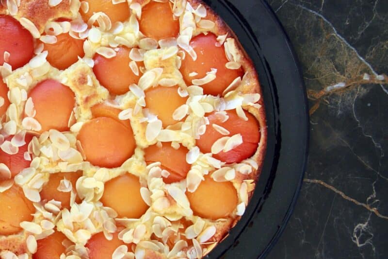 Clafoutis aux abricots facile, prêt en 15 minutes la recette RAPIDE de l’été