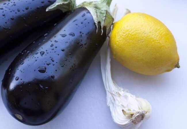 Peut-on manger des aubergines crues ? Est-ce vraiment toxique ?