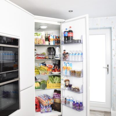 Faut-il jeter les aliments avant de partir en vacances ? Conseils malins pour éviter le gaspillage