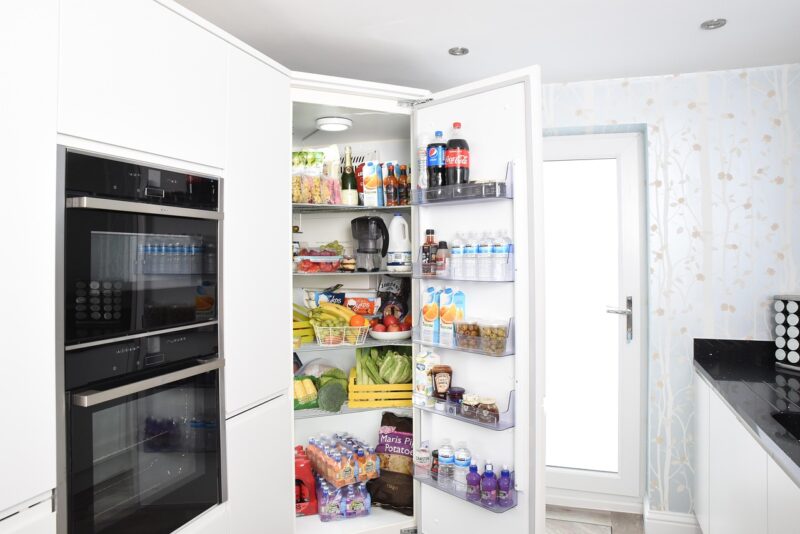 Faut-il jeter les aliments avant de partir en vacances conseils pour éviter le gaspillage