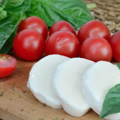 À quoi sert l’eau de la mozzarella ? Ne la jetez plus sans lire ça !