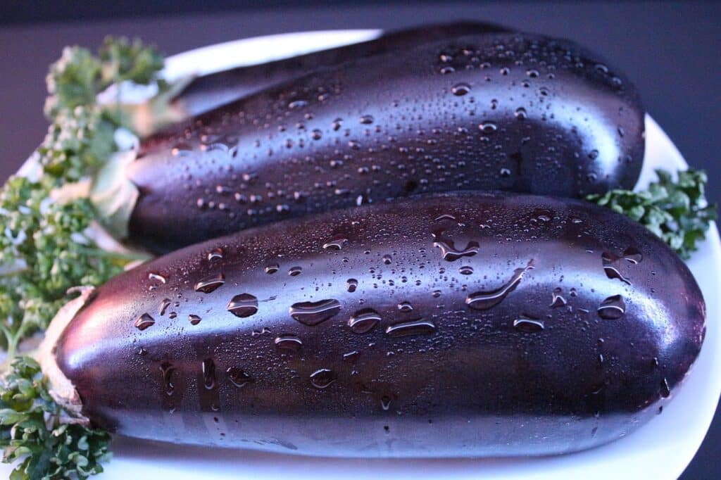Peut-on manger des aubergines crues ? Est-ce vraiment toxique ?