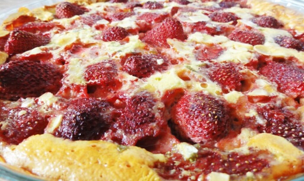 Clafoutis traditionnel aux fraises moelleux facile inratable